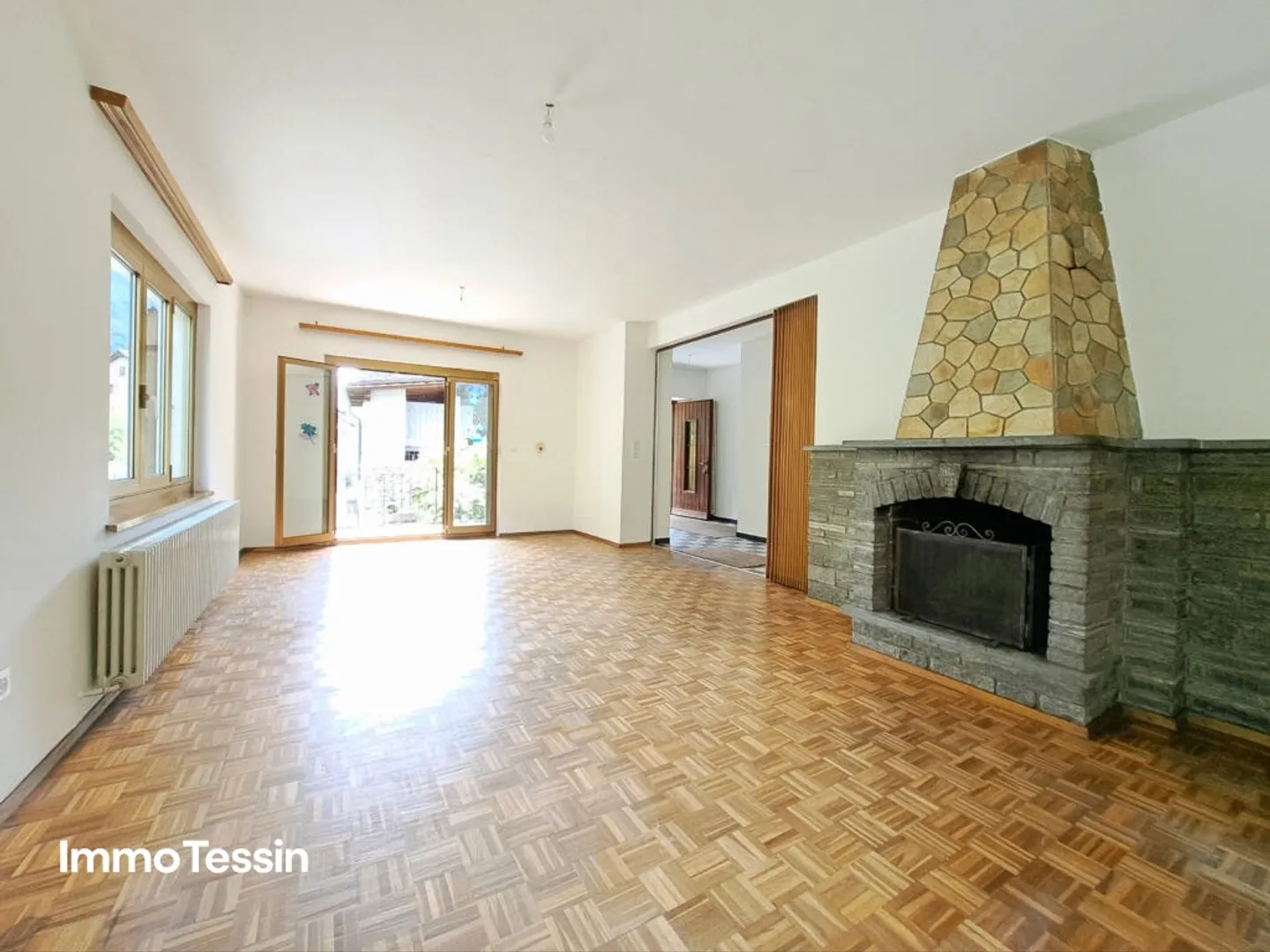 VERY RARE JEWEL: Living on the only inhabited island in Ticino - Photo 7 of 13