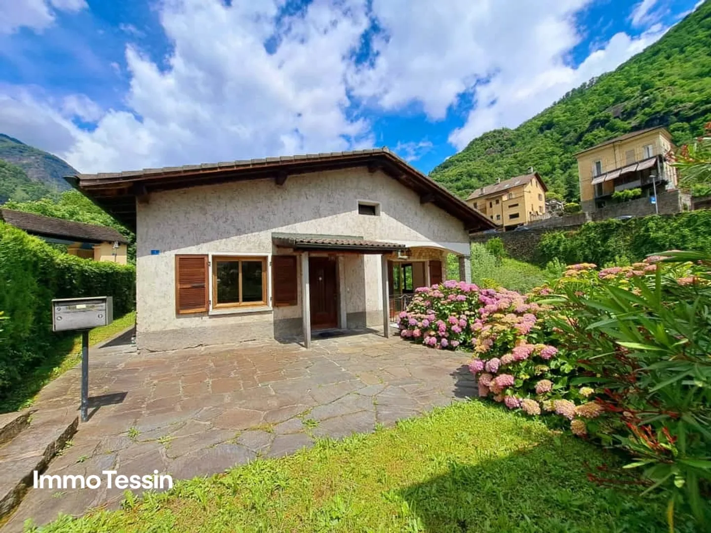 VERY RARE JEWEL: Living on the only inhabited island in Ticino - Photo 2 of 13