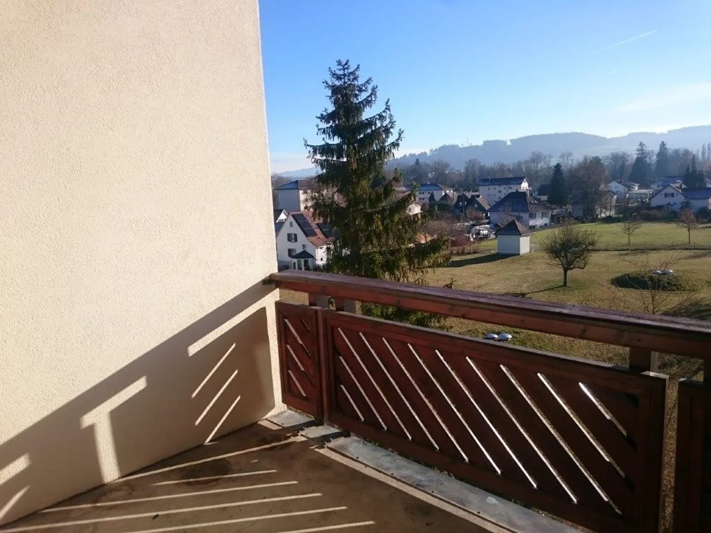 Appartement spacieux de 2,5 pièces avec cheminée - Photo 2 sur 9