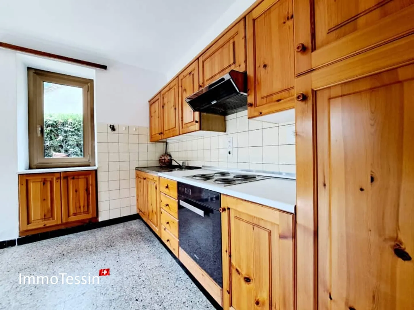 VERY RARE JEWEL: Living on the only inhabited island in Ticino - Photo 8 of 13