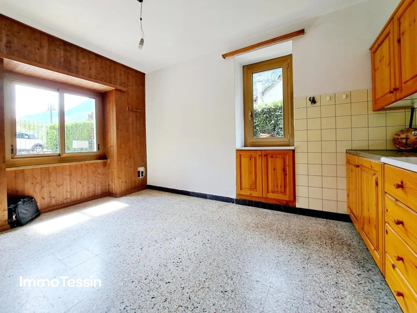 VERY RARE JEWEL: Living on the only inhabited island in Ticino - Photo 9 of 13