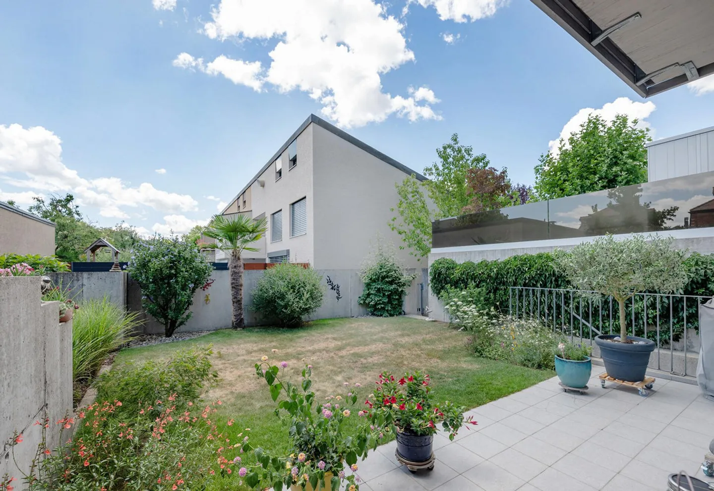 Modernes Reihenhaus mit pflegeleichtem Garten - Foto 3 von 13