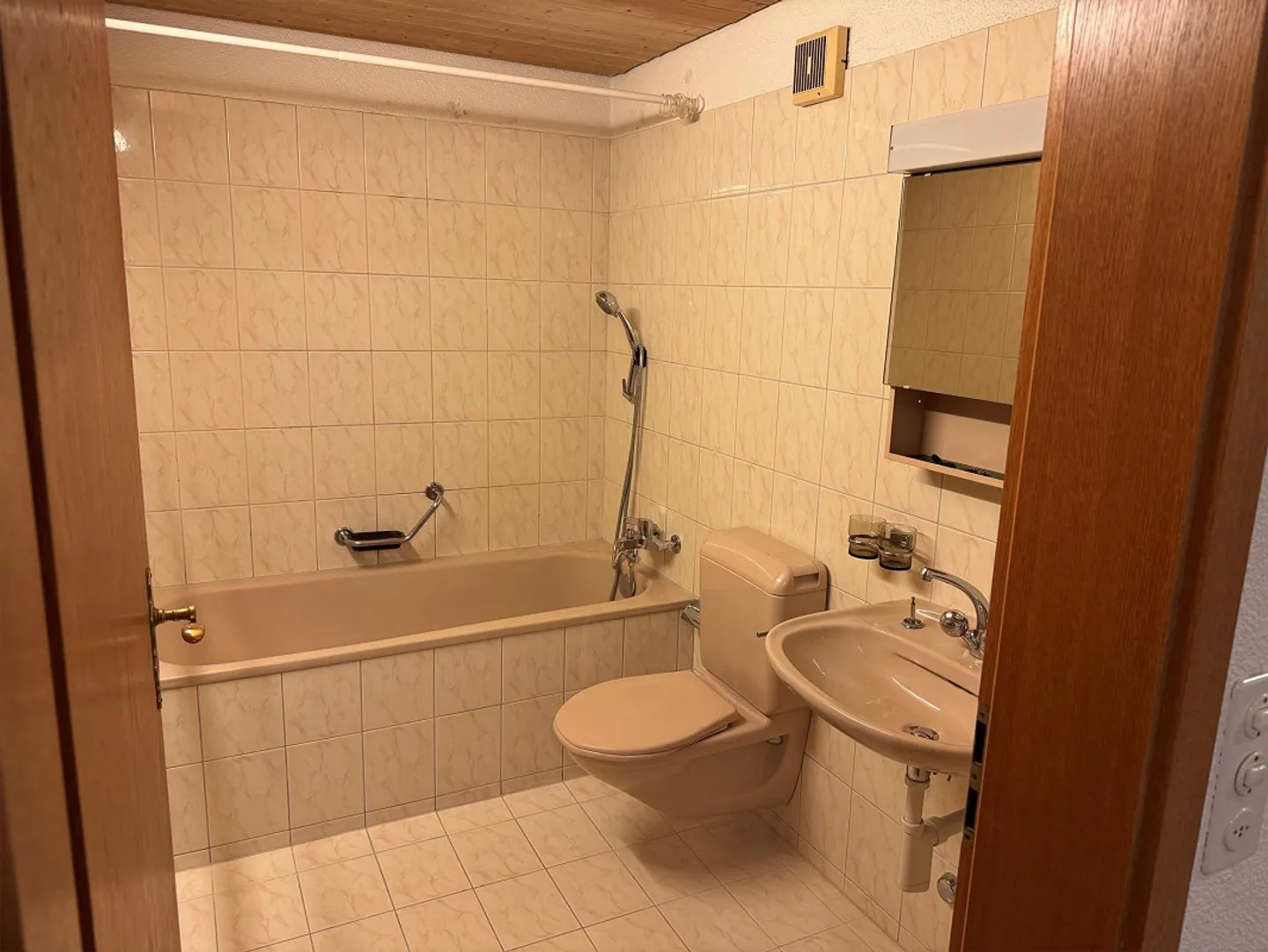 Appartement spacieux de 2,5 pièces avec cheminée - Photo 5 sur 9