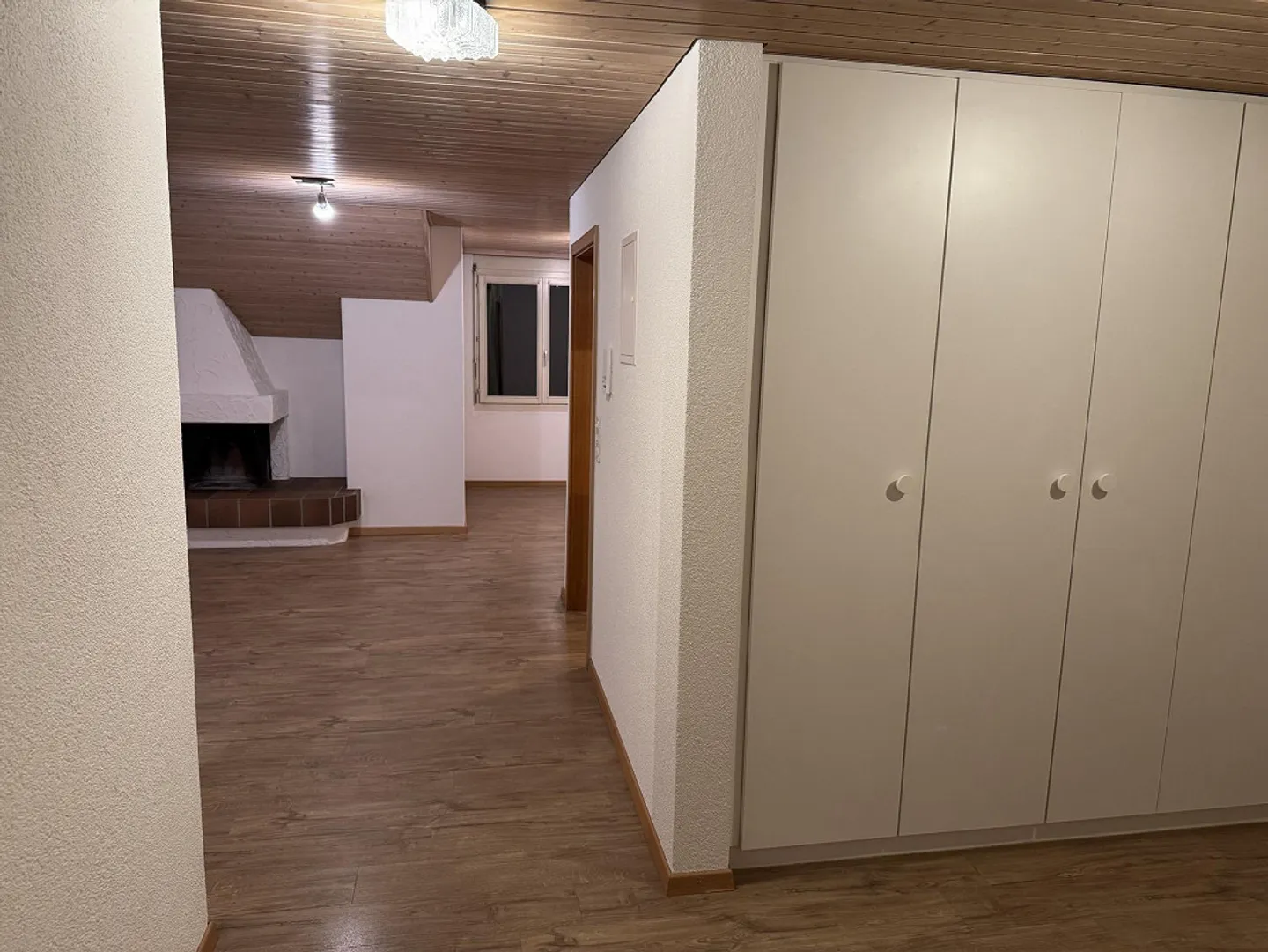 Appartement spacieux de 2,5 pièces avec cheminée - Photo 8 sur 9