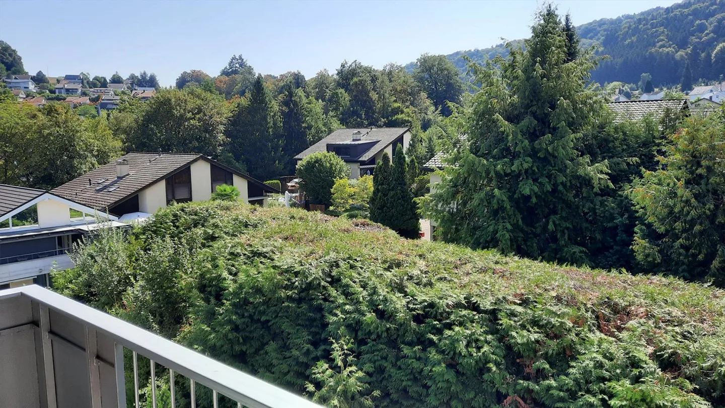Piccolo appartamento di 4 stanze con balcone - Foto 3 di 9