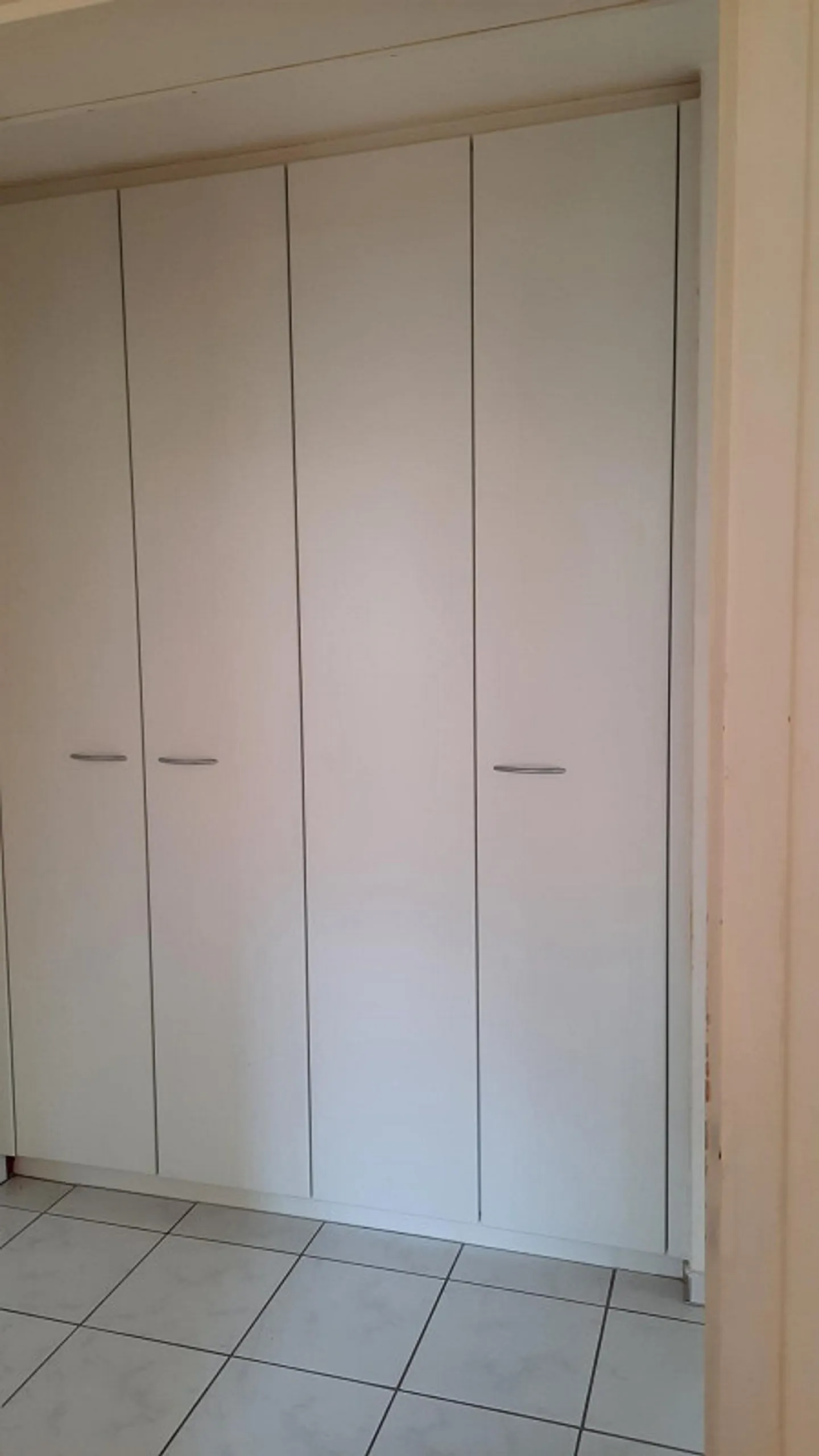 Piccolo appartamento di 4 stanze con balcone - Foto 7 di 9