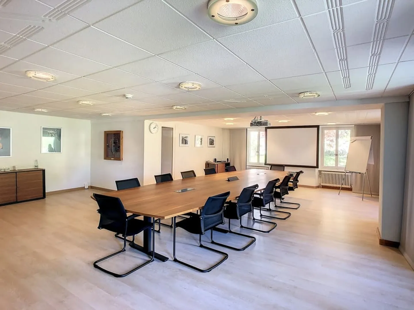 Mixed building of 3779 m3, with offices, warehouse, housing and garages - Photo 6 of 13