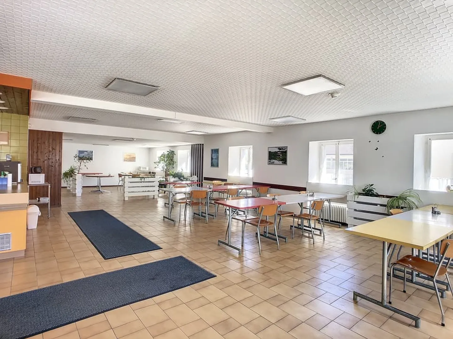 Mixed building of 3779 m3, with offices, warehouse, housing and garages - Photo 4 of 13