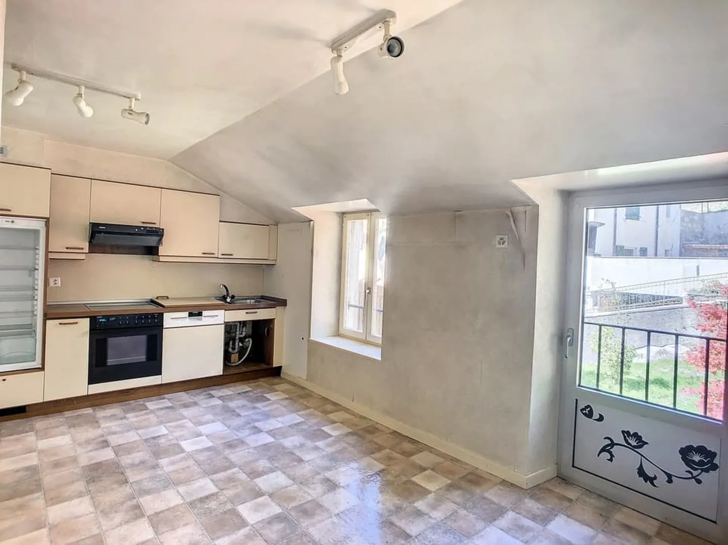 Mixed building of 3779 m3, with offices, warehouse, housing and garages - Photo 8 of 13