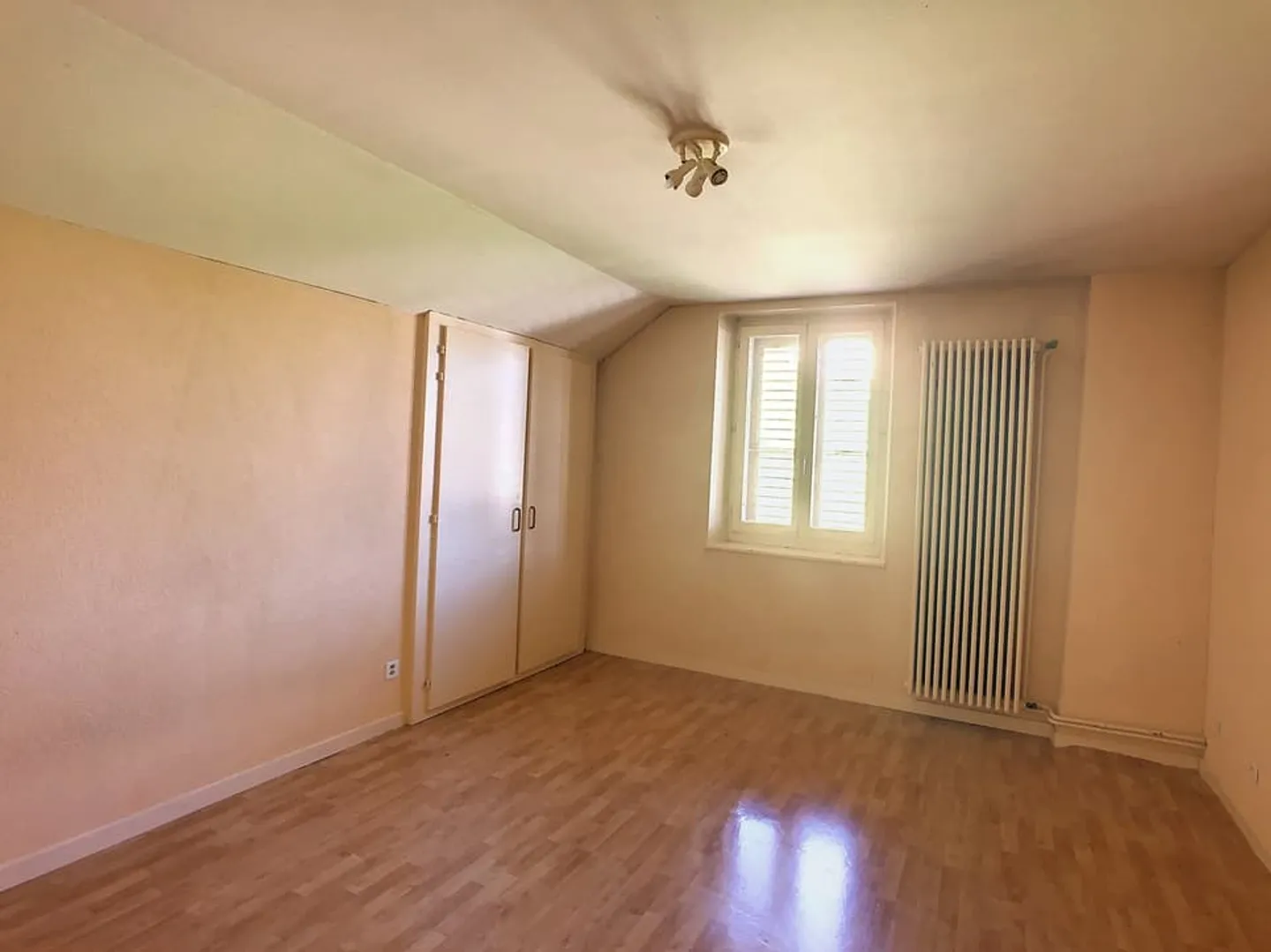 Mixed building of 3779 m3, with offices, warehouse, housing and garages - Photo 9 of 13