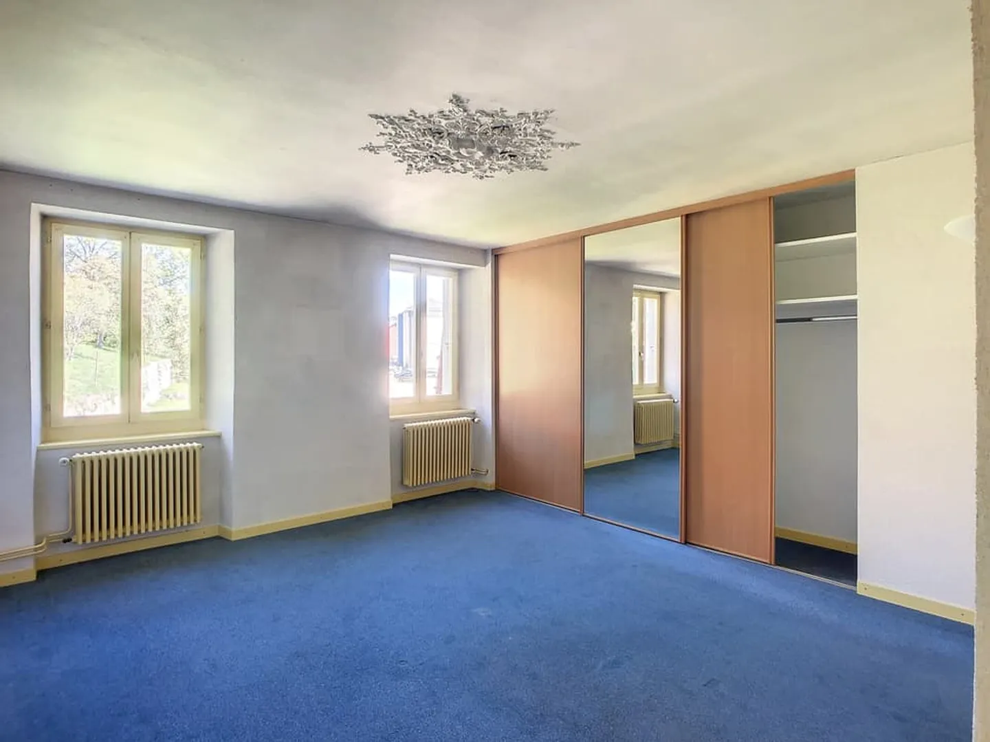 Mixed building of 3779 m3, with offices, warehouse, housing and garages - Photo 10 of 13