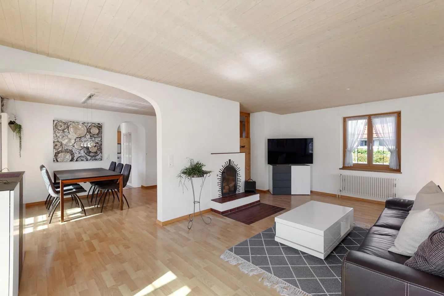 A House with History: Spacious 6.5-Room Single-Family Home with Beautiful Conservatory - Photo 8 of 21