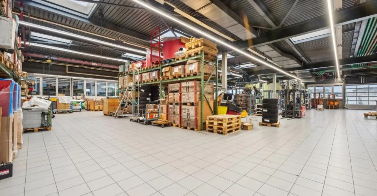 Exceptional opportunity in Satigny 1,940 m² of industrial and storage space - Photo 2 of 5
