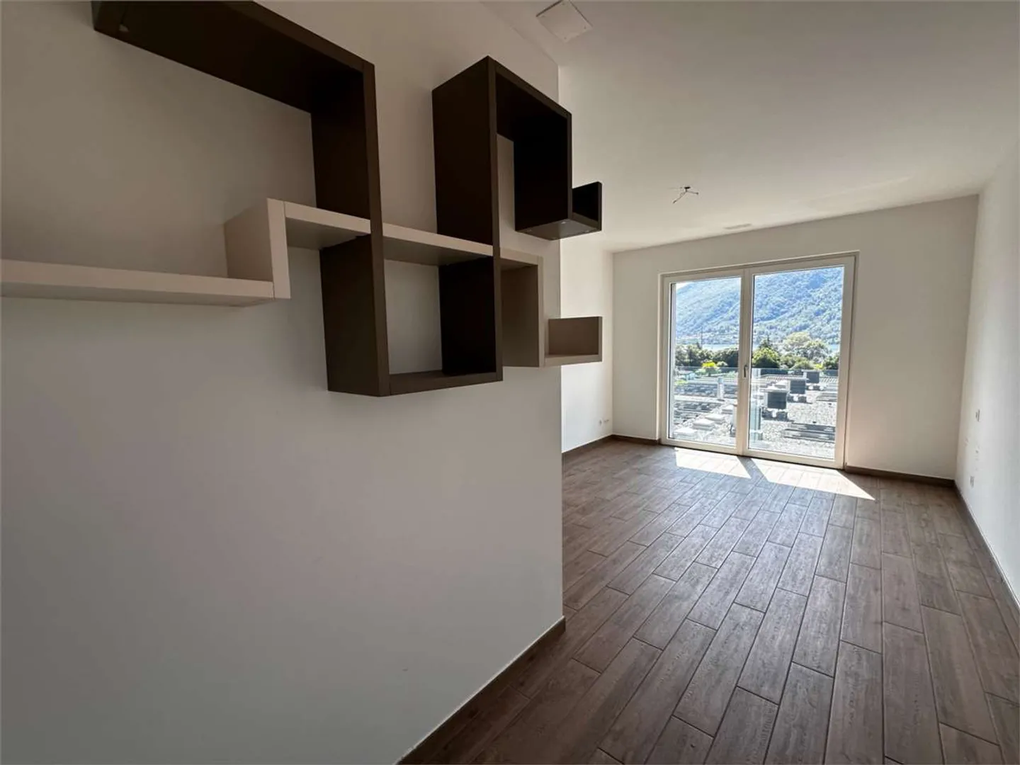 Modern Apartment with Lake View - Photo 16 of 23