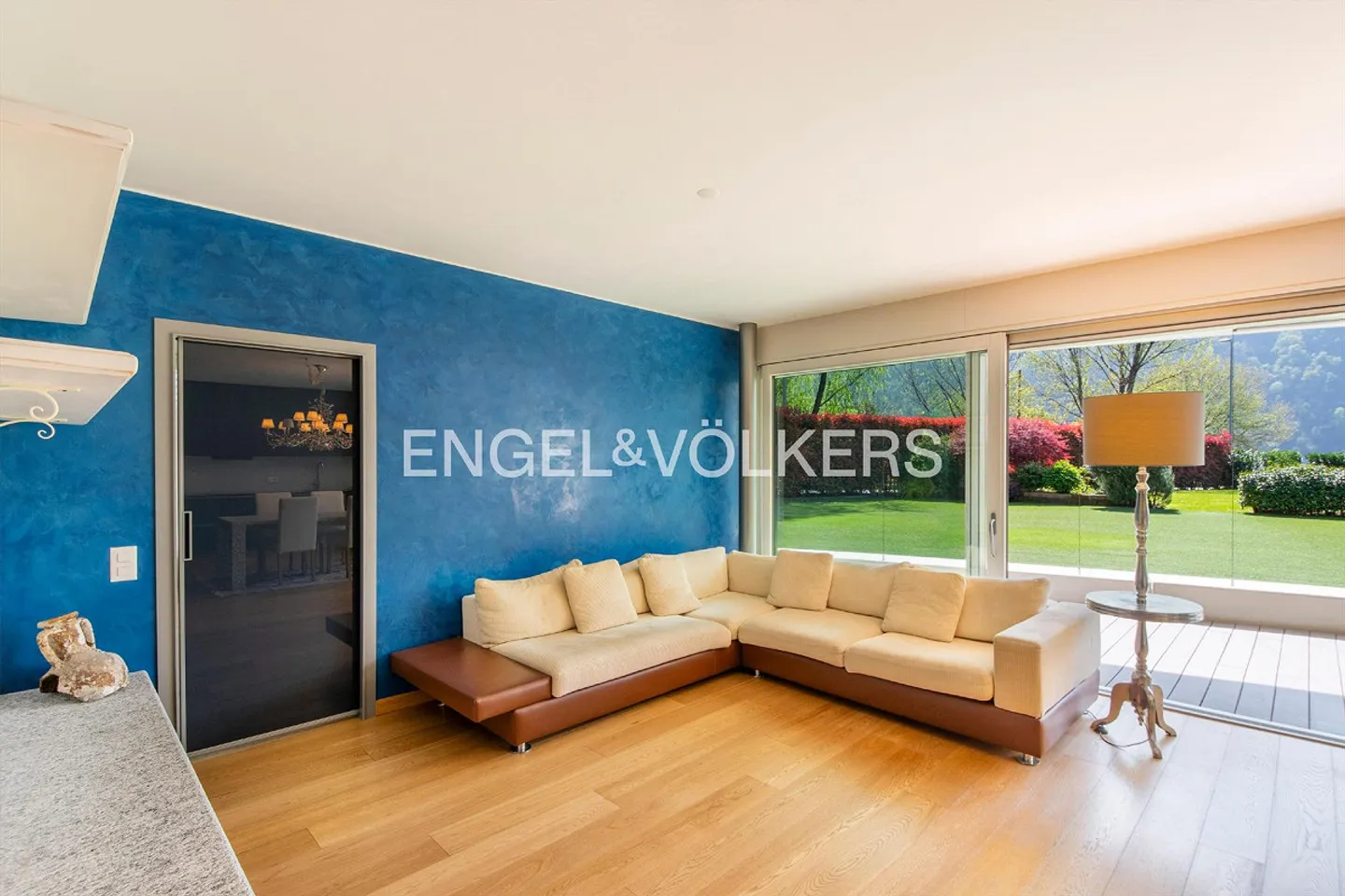 High-quality apartment with garden in the first lake line - Photo 5 of 14