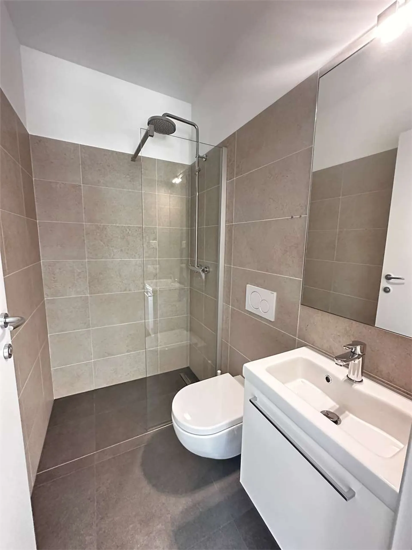 Modern Apartment with Lake View - Photo 21 of 23