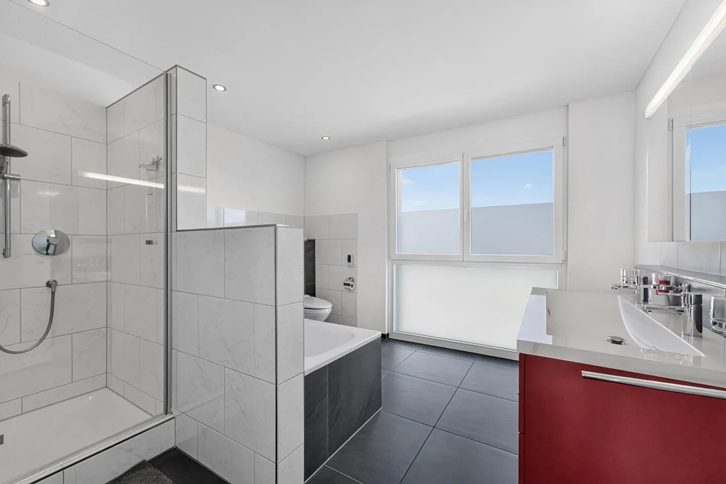 Very generous, beautiful semi-detached family house in a top location - Photo 12 of 20