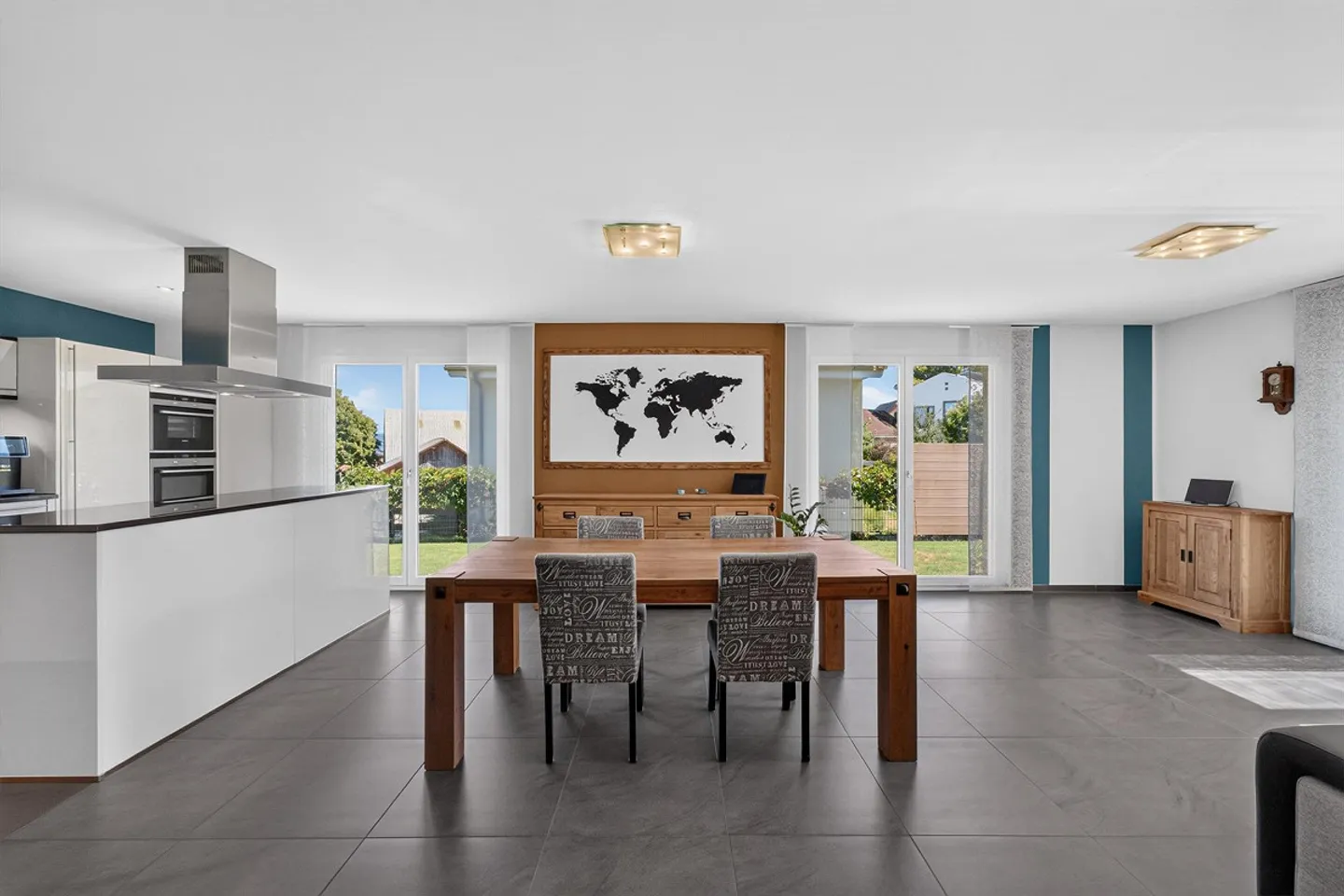 Very generous, beautiful semi-detached family house in a top location - Photo 2 of 20