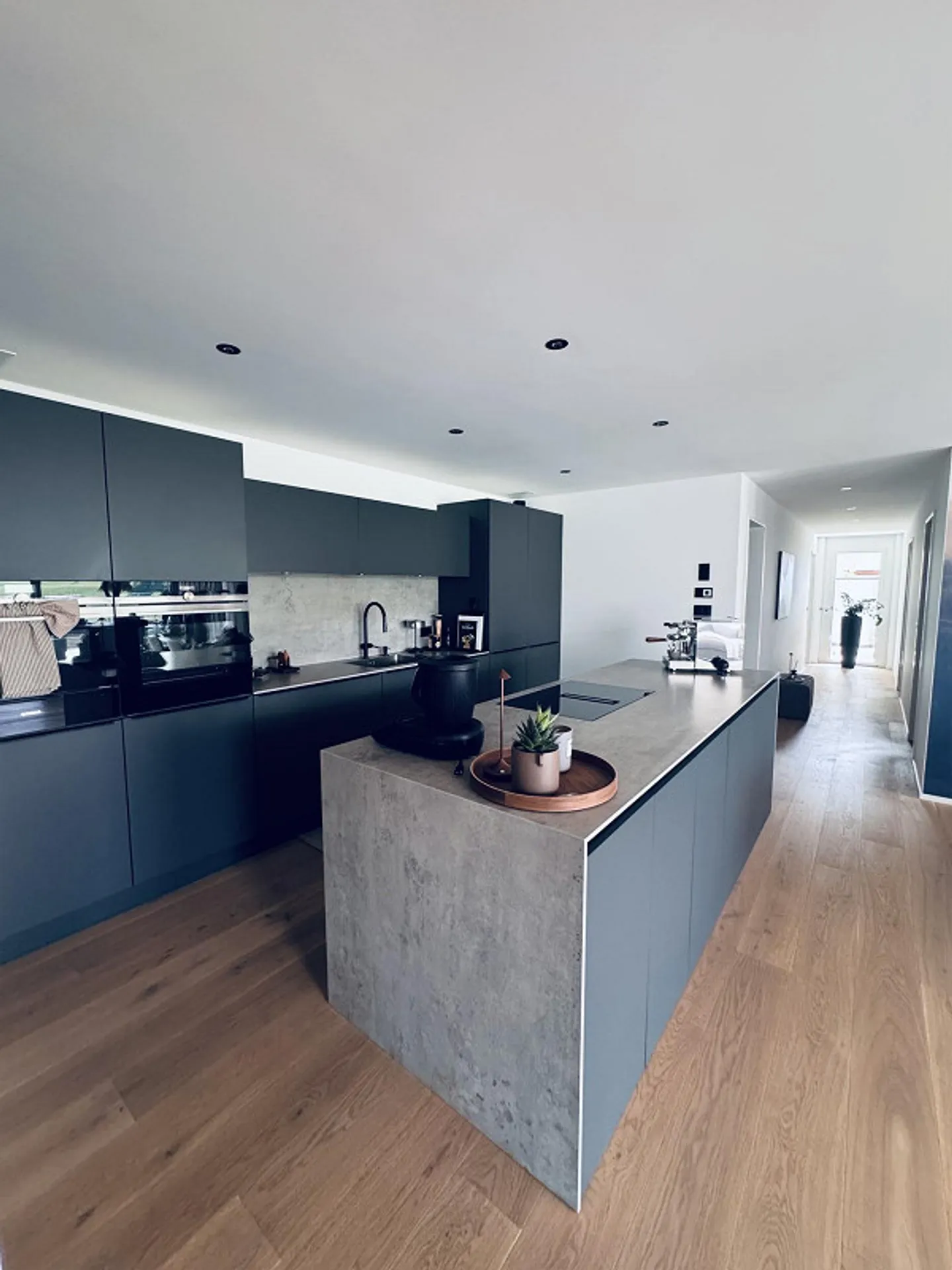 HIGH-END TERRACE APARTMENT WITH "LICENSE TO CHILL" - FACTOR - Photo 3 of 13