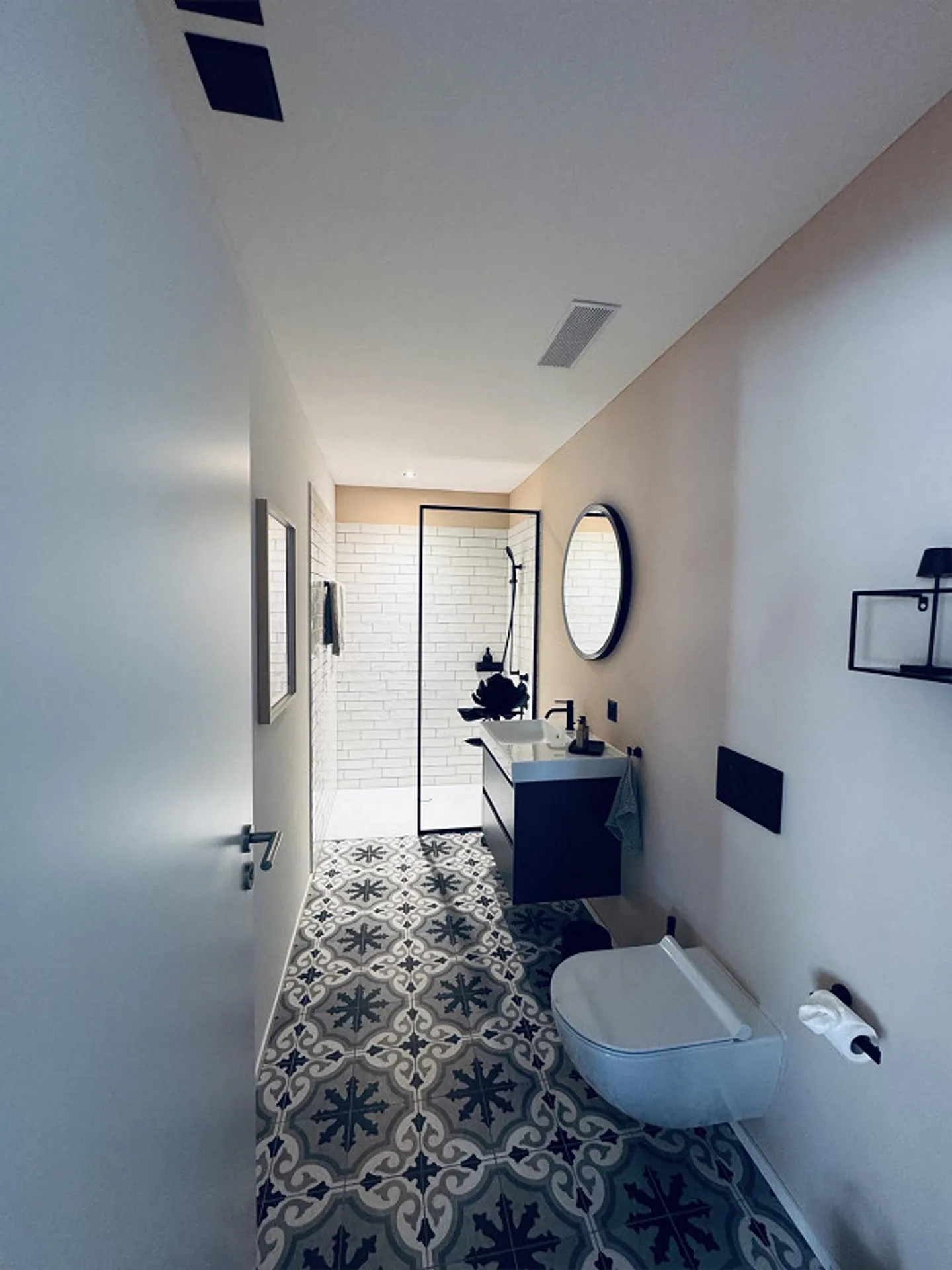 HIGH-END TERRACE APARTMENT WITH "LICENSE TO CHILL" - FACTOR - Photo 7 of 13