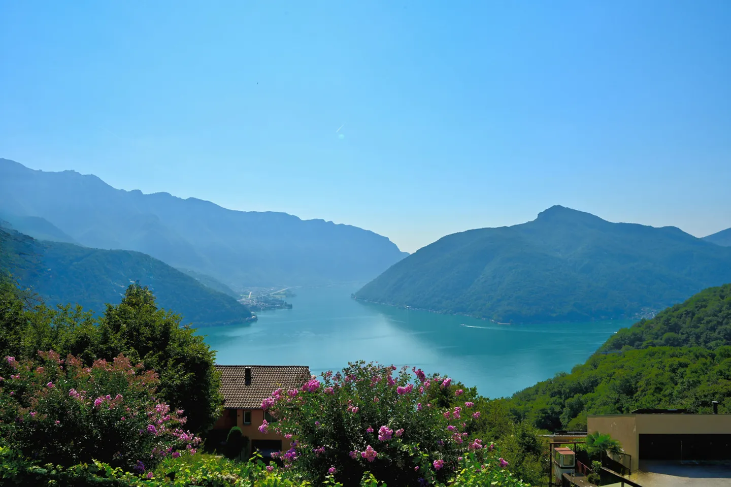 Appartamento raffinato con vista sul lago di Lugano, ristrutturato nel 2022 - Foto 2 di 12