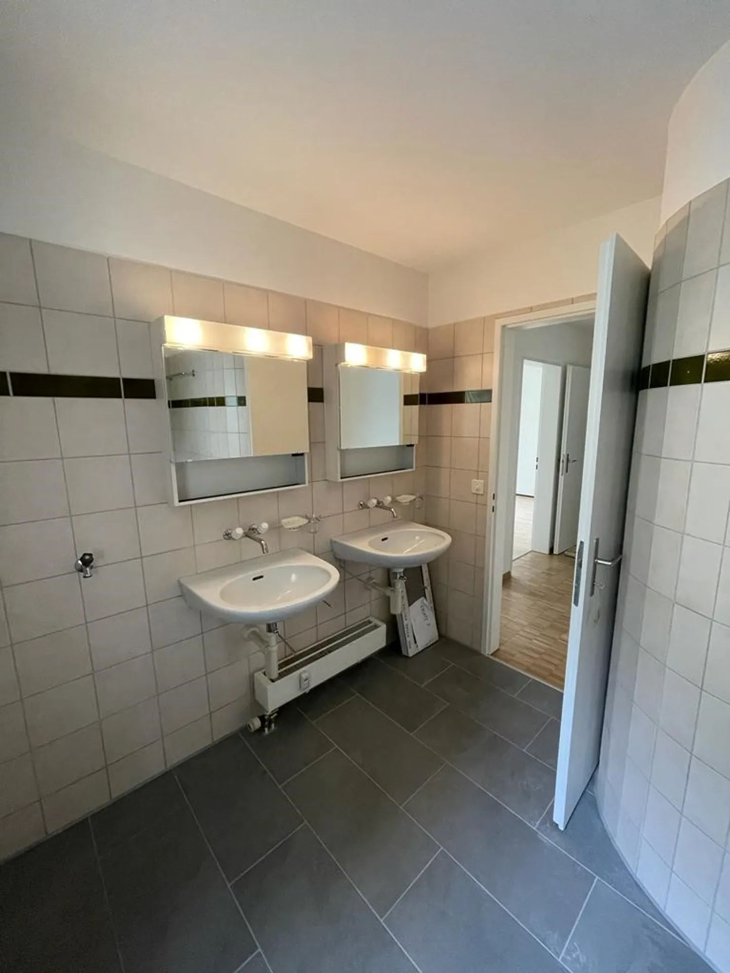 In una tranquilla strada laterale con buoni collegamenti di trasporto - Foto 4 di 6