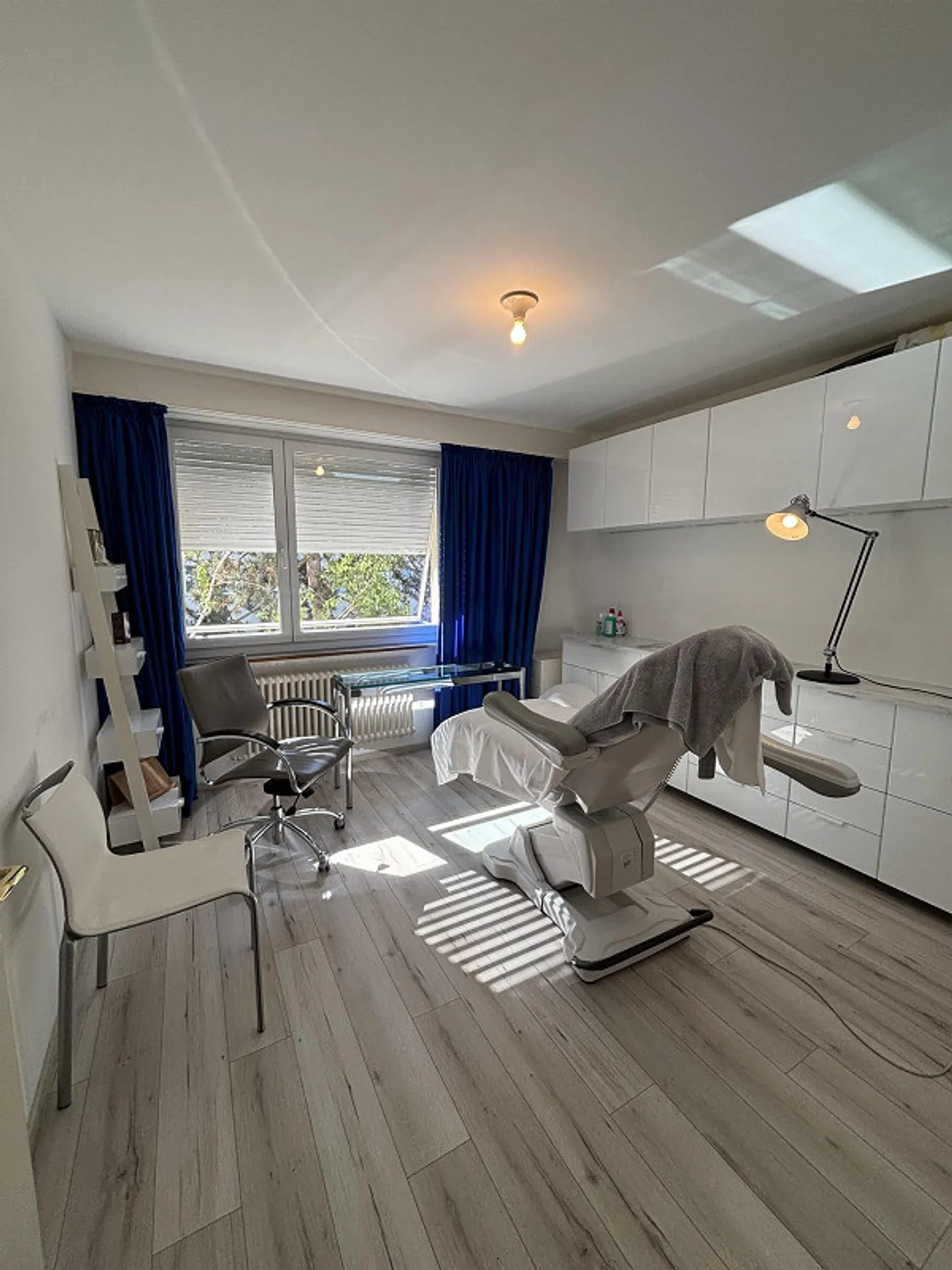 Freshly renovated 4-room apartment in a quiet location - Photo 2 of 6