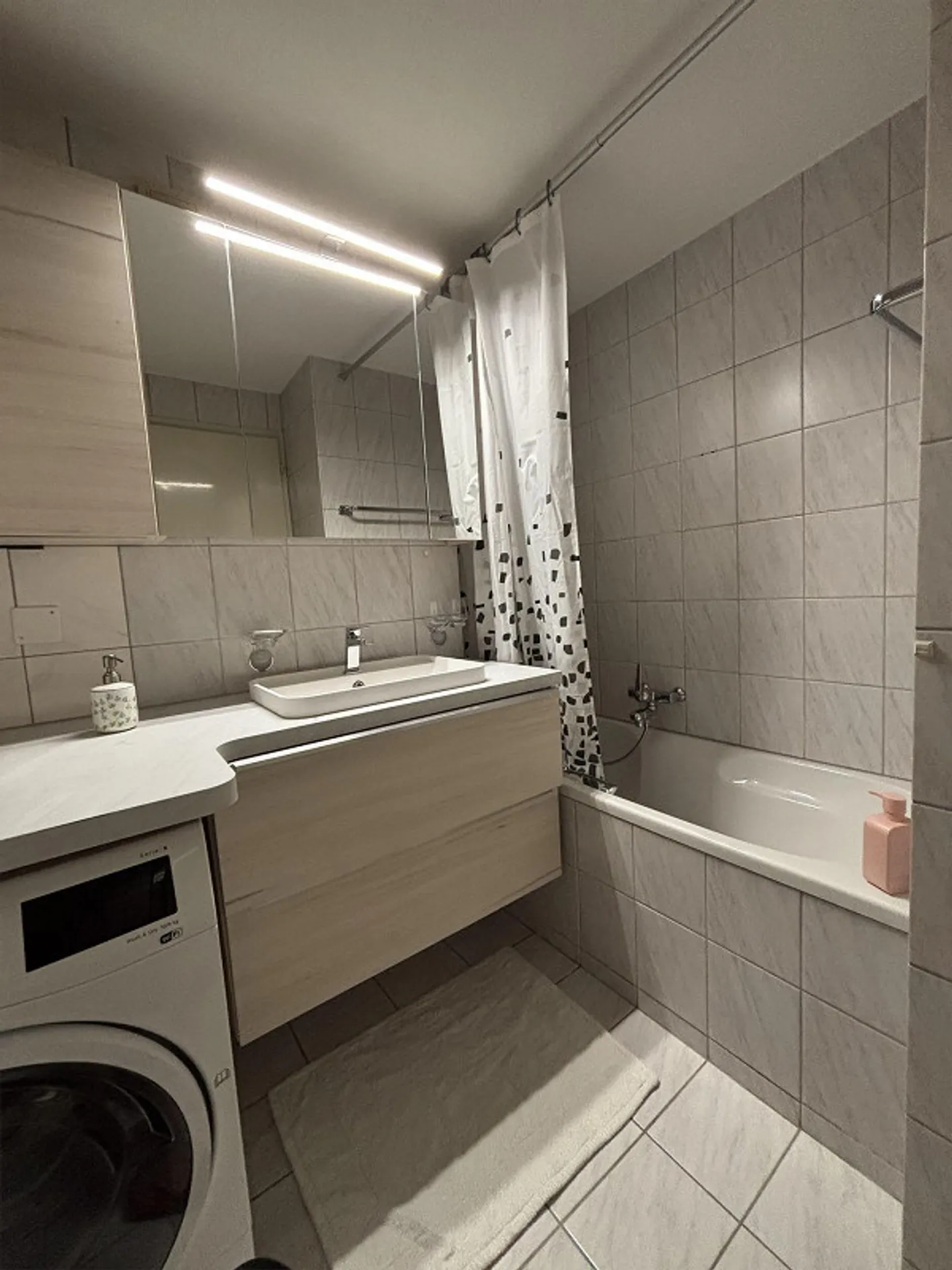 Freshly renovated 4-room apartment in a quiet location - Photo 4 of 6