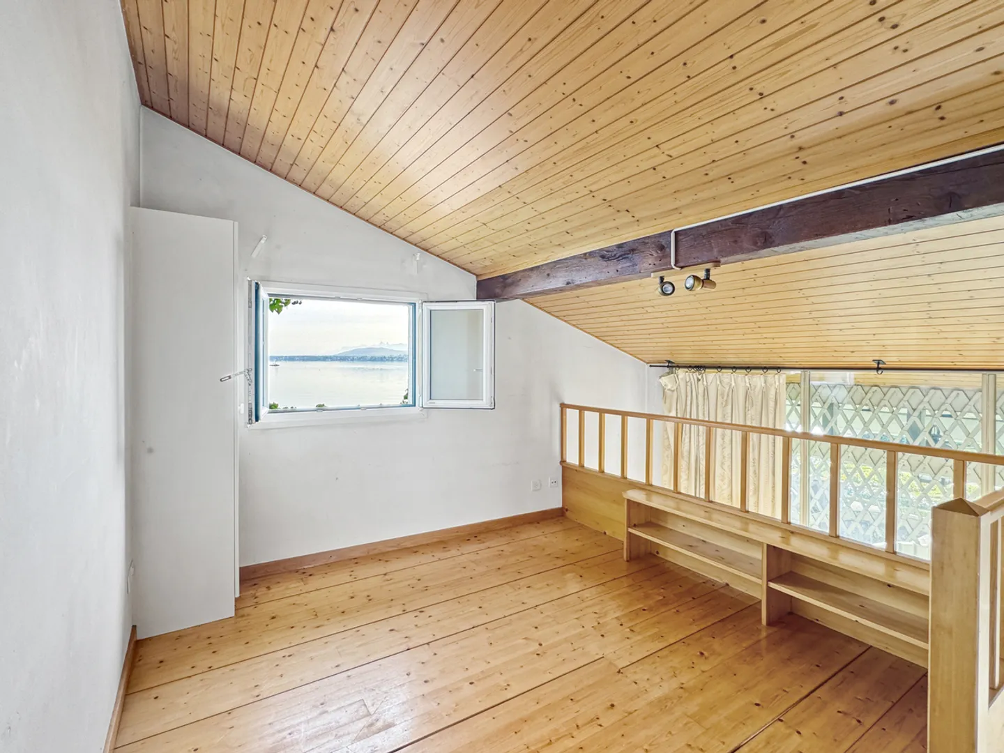 Versoix: Charmantes Haus am Wasser mit privatem Hafen - Foto 13 von 13