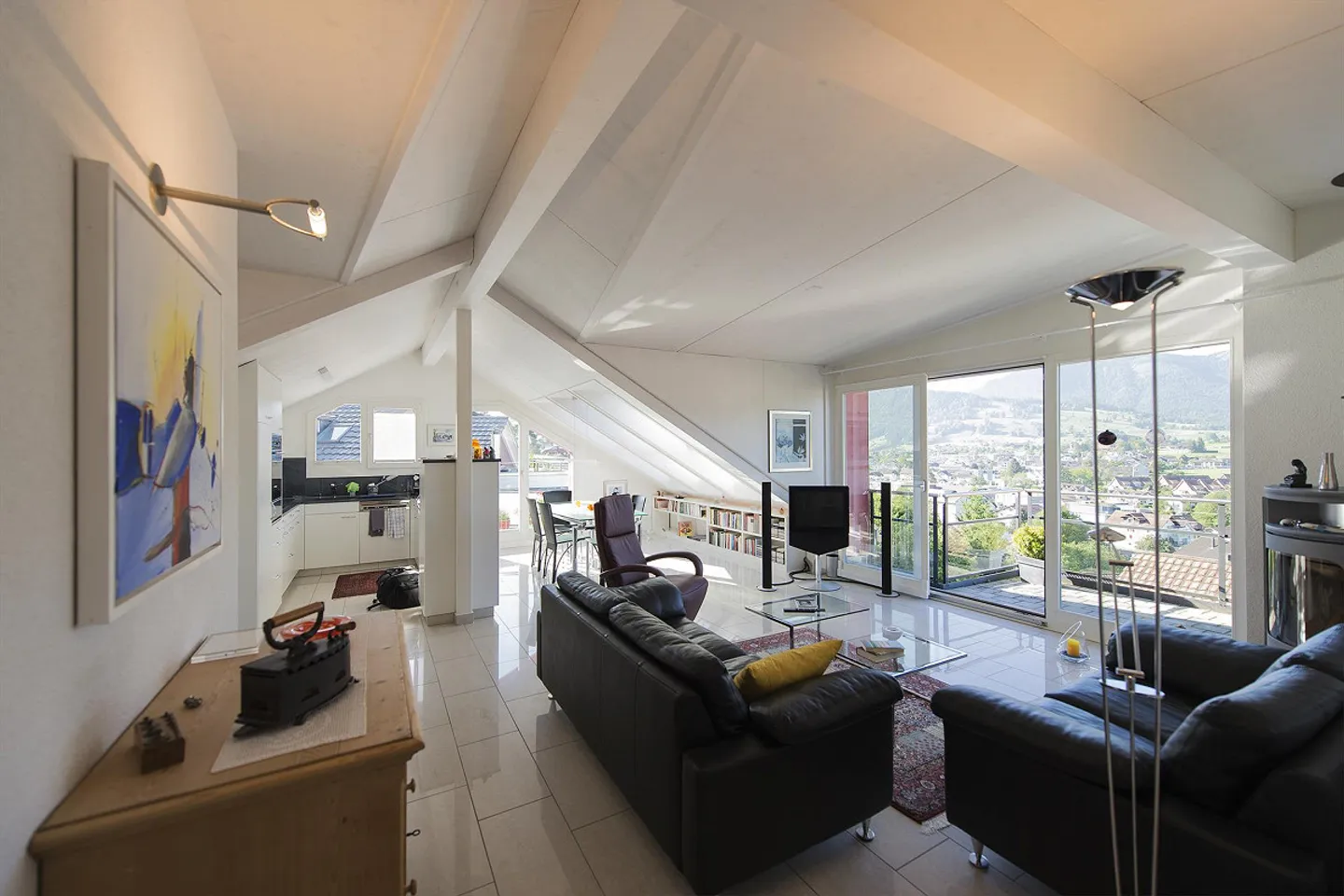 3½-Room Attic Apartment in a Quiet Location with Wonderful Views - Photo 2 of 13