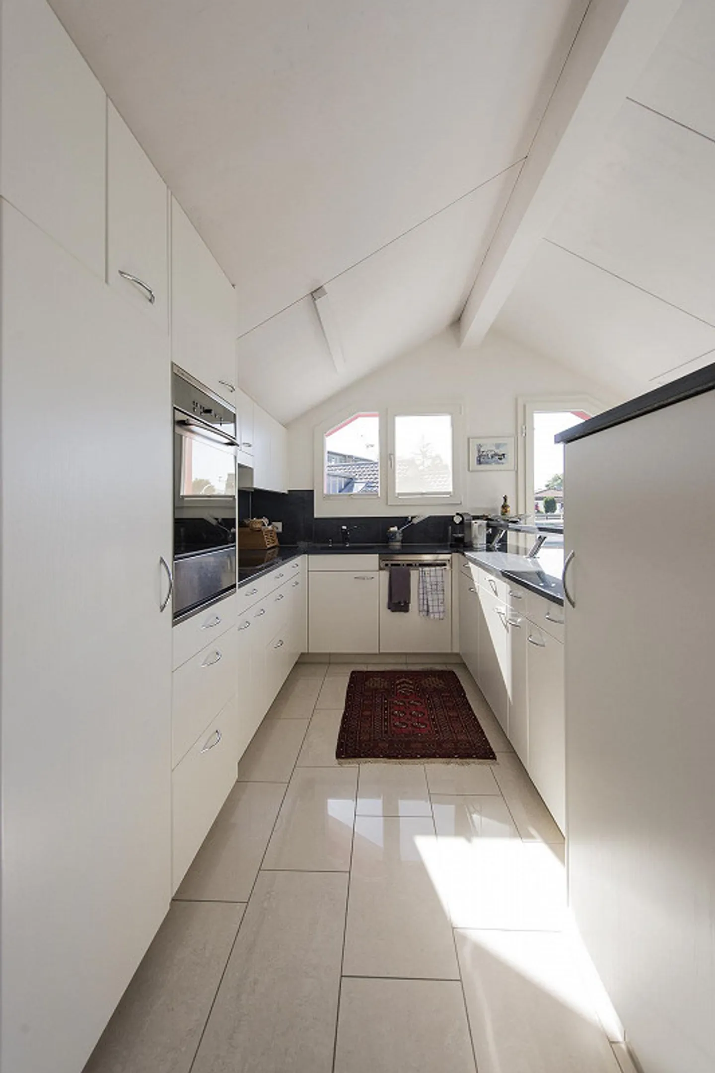 3½-Room Attic Apartment in a Quiet Location with Wonderful Views - Photo 3 of 13