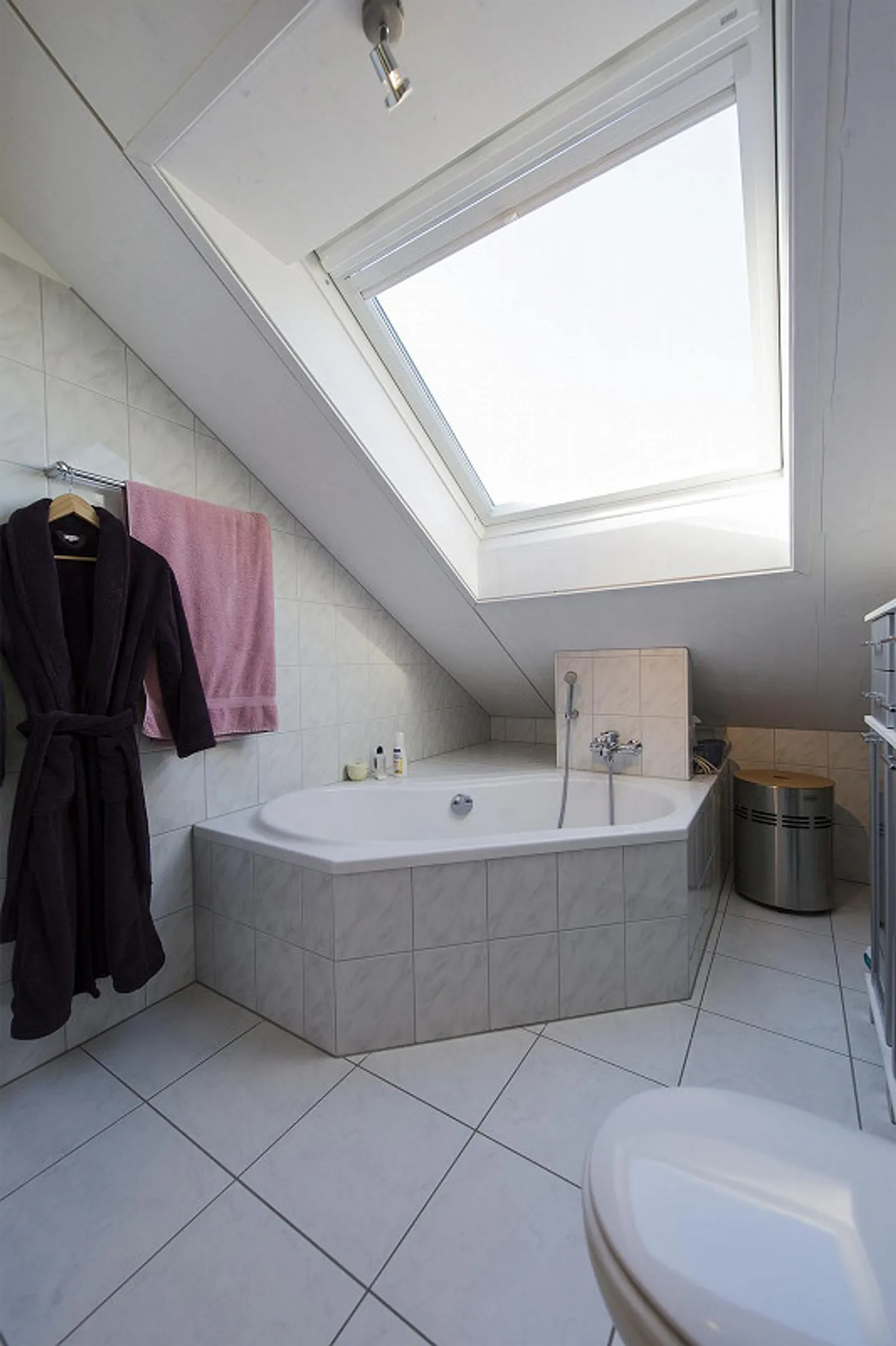 3½-Room Attic Apartment in a Quiet Location with Wonderful Views - Photo 6 of 13