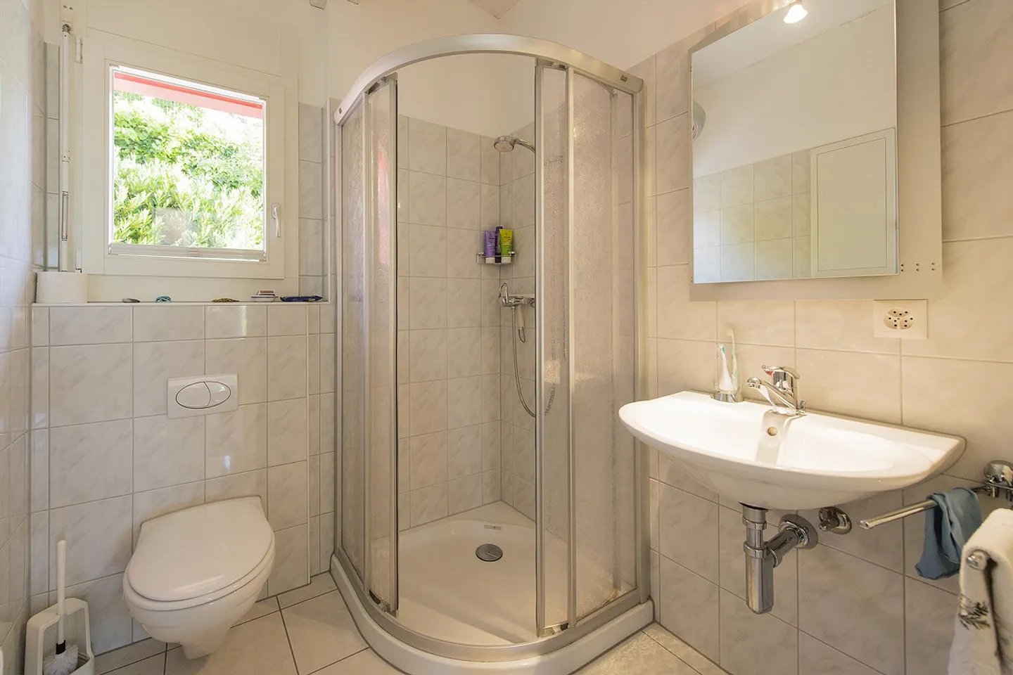 3½-Room Attic Apartment in a Quiet Location with Wonderful Views - Photo 11 of 13