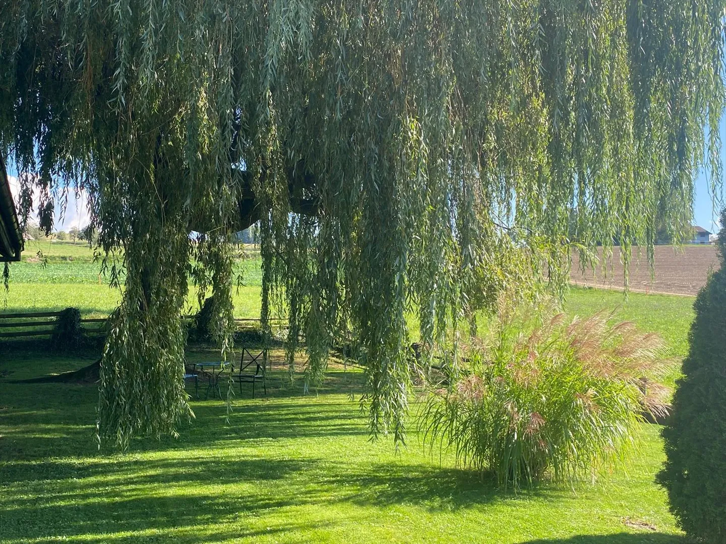 Nuovo prezzo - Proprietà con due appartamenti, vista lago e grande giardino a Middes - Foto 1 di 10