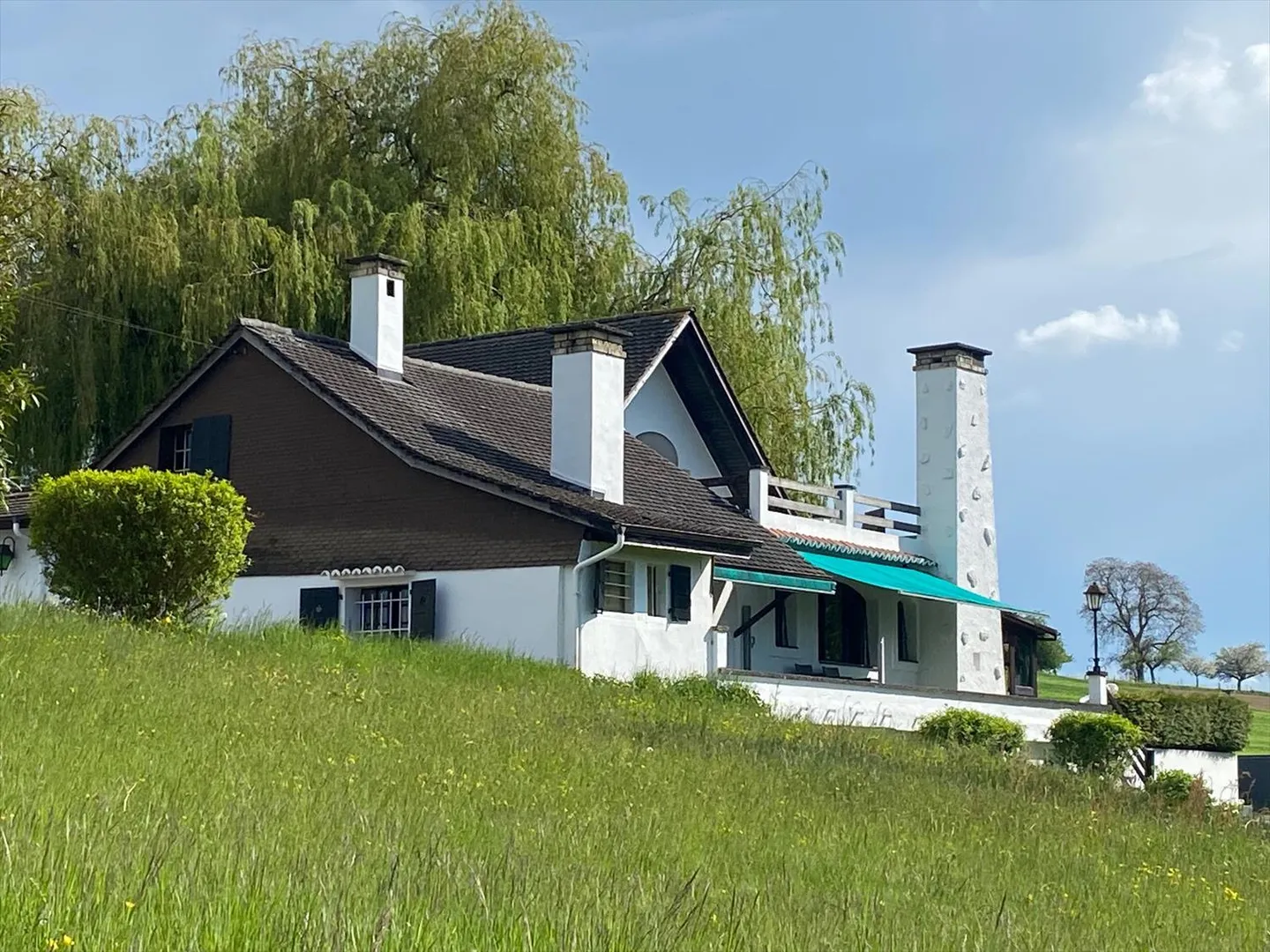 Nuovo prezzo - Proprietà con due appartamenti, vista lago e grande giardino a Middes - Foto 2 di 10