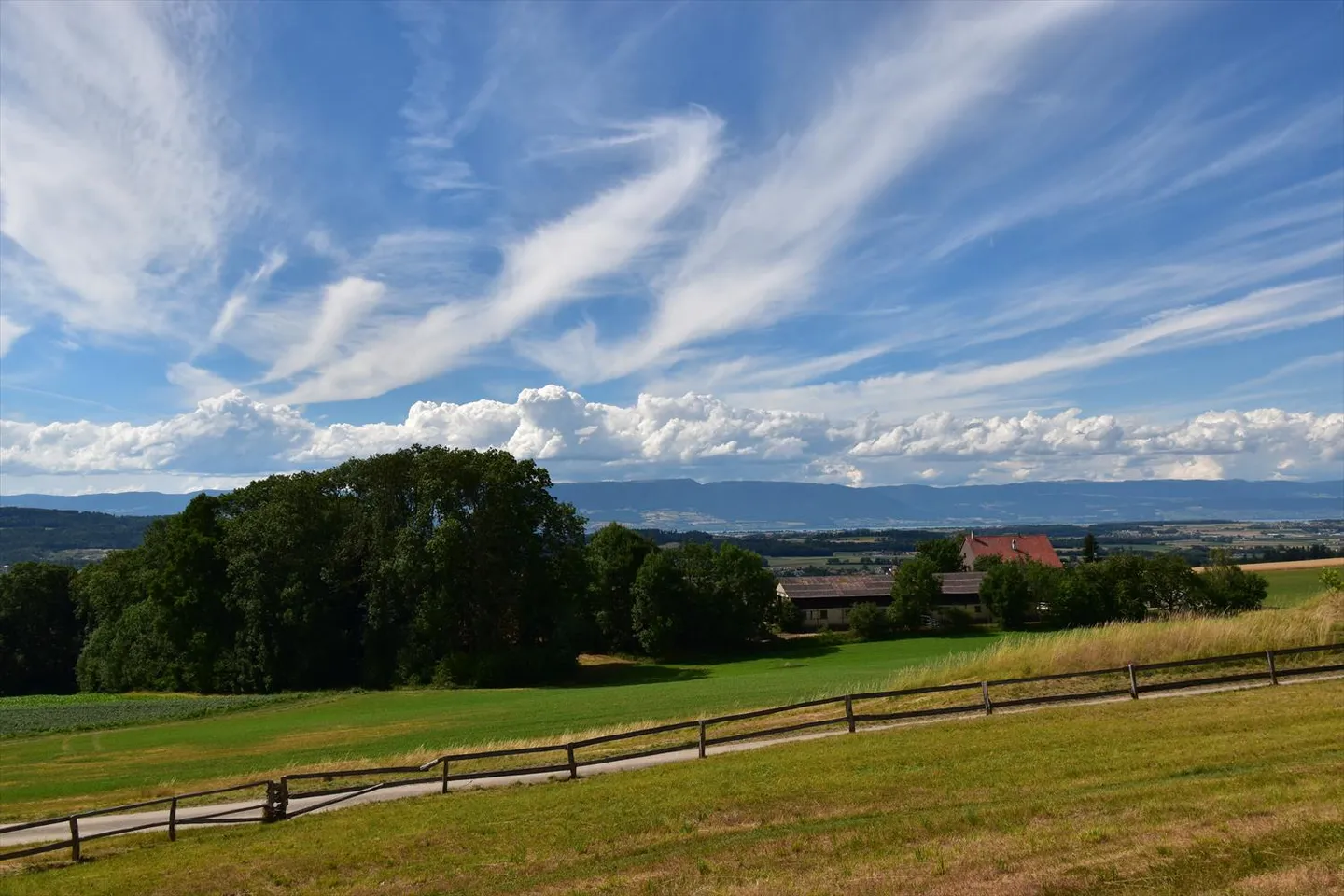 Nuovo prezzo - Proprietà con due appartamenti, vista lago e grande giardino a Middes - Foto 3 di 10