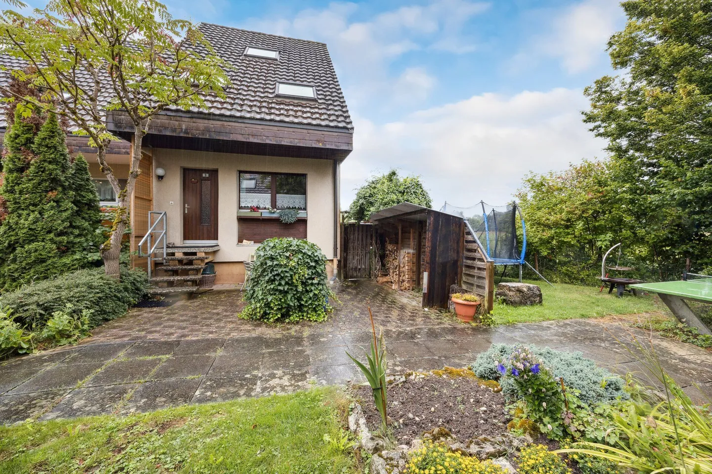 Incantevole casa a schiera angolare in posizione tranquilla a Worben, con vista sul verde - Foto 2 di 22