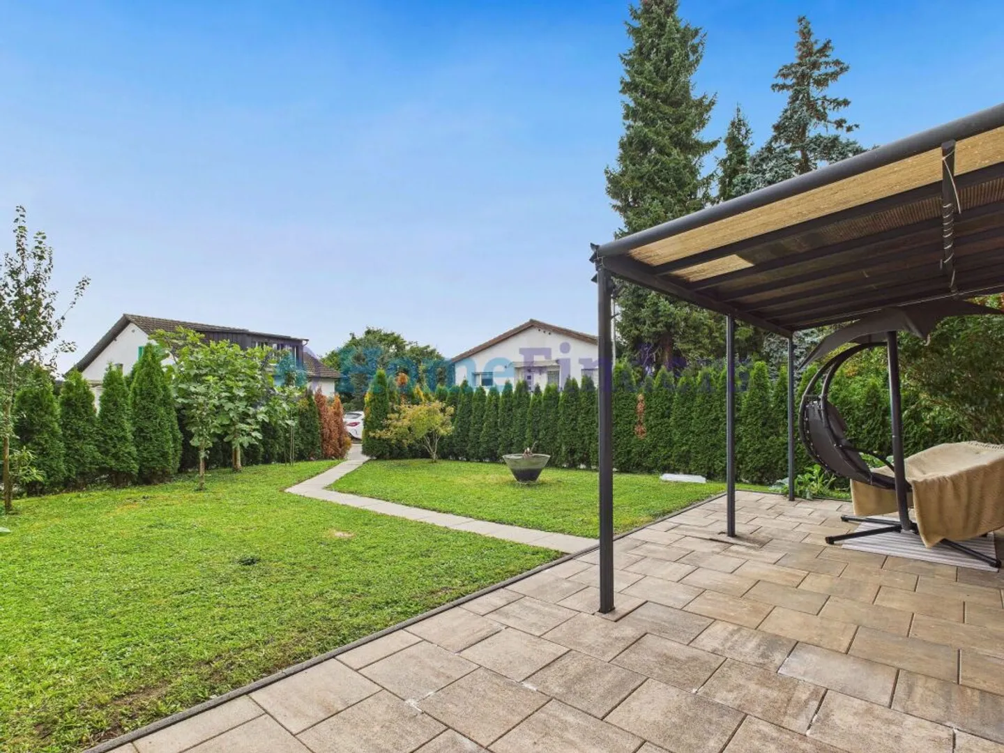Grande potenziale con giardino - Foto 1 di 9