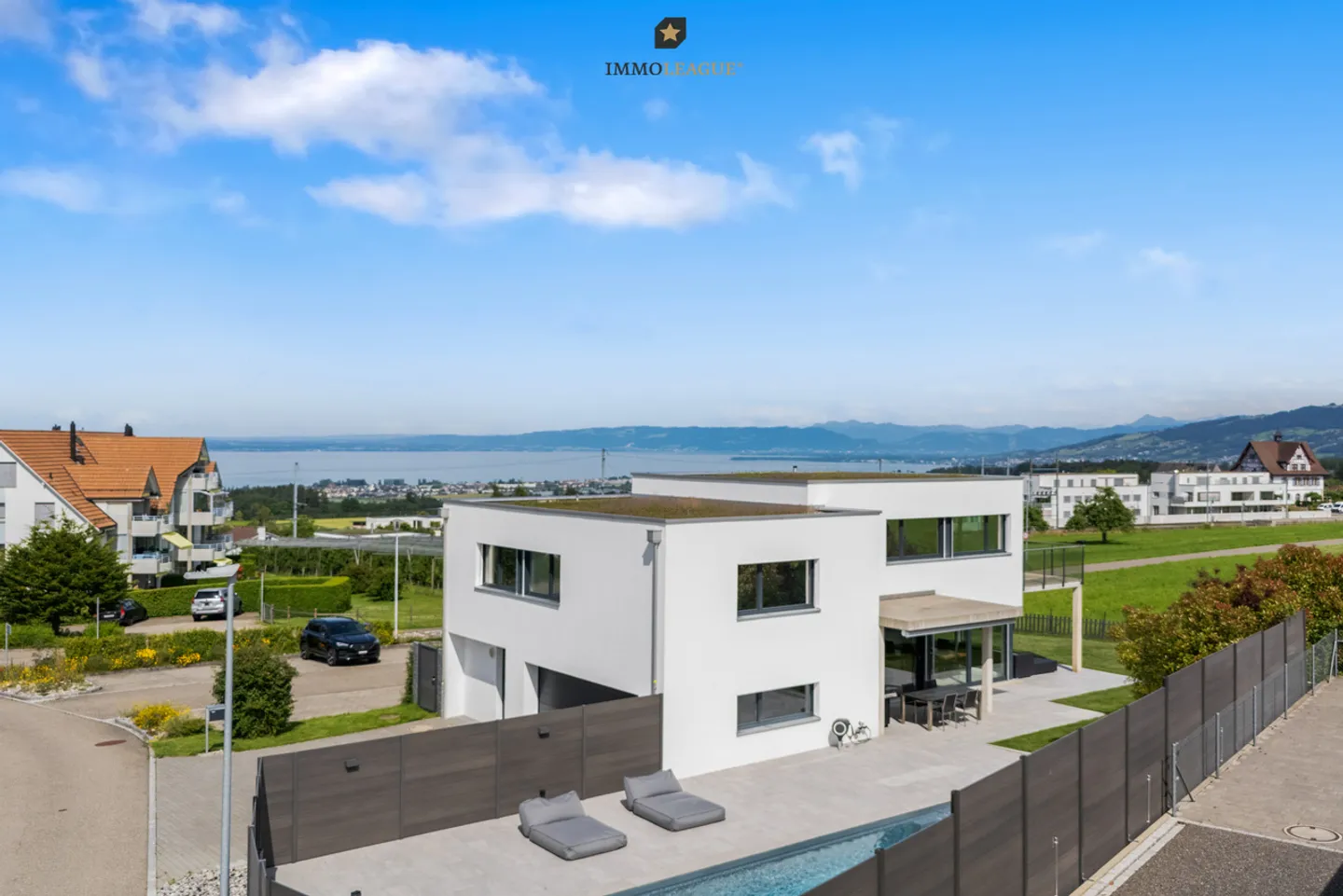 Linee chiare e stile moderno in una posizione unica sul lago - Foto 3 di 9