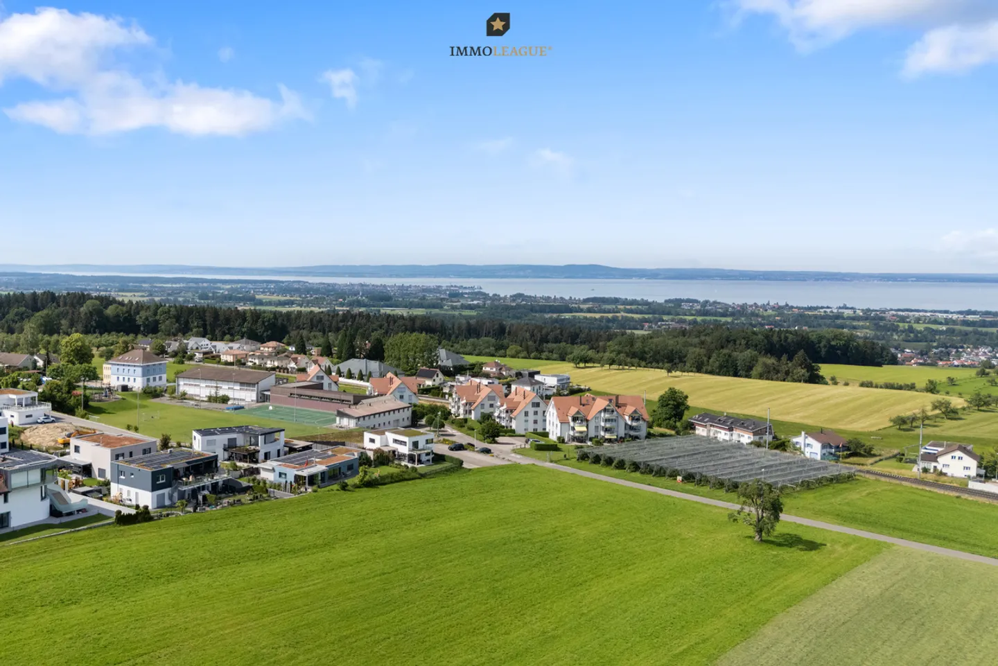 Linee chiare e stile moderno in una posizione unica sul lago - Foto 6 di 9