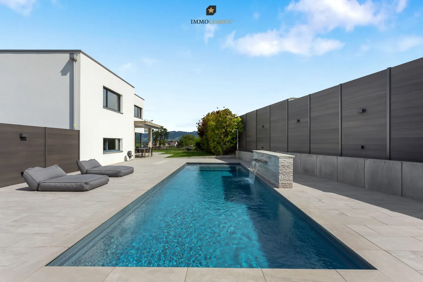 Linee chiare e stile moderno in una posizione unica sul lago - Foto 1 di 9