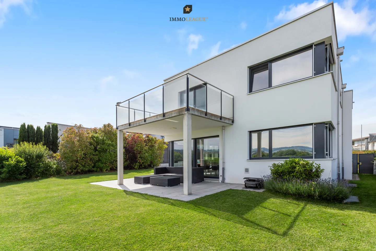 Linee chiare e stile moderno in una posizione unica sul lago - Foto 2 di 9