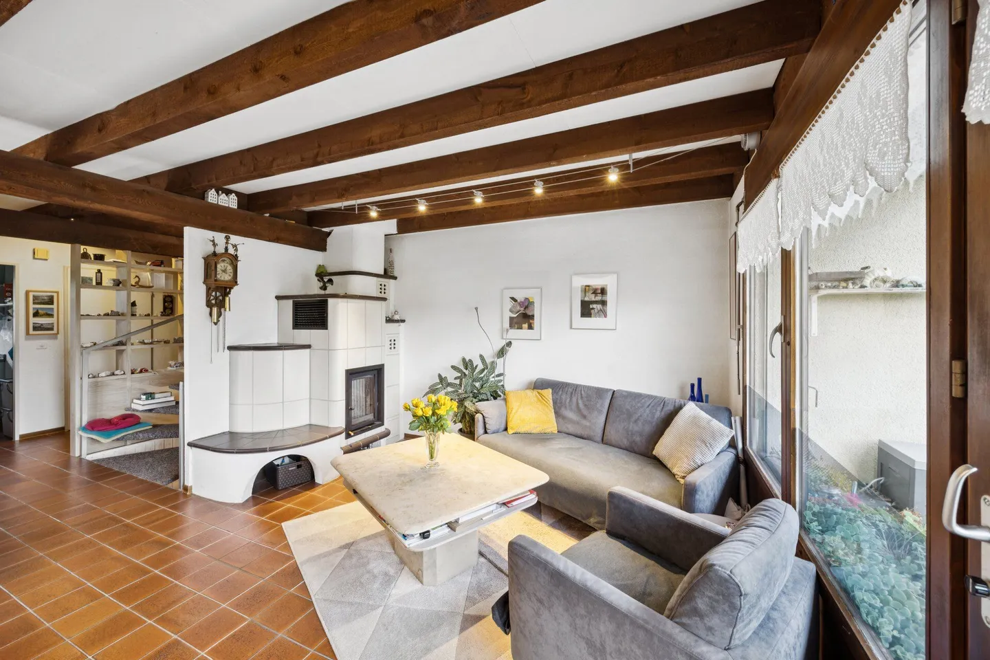 Incantevole casa a schiera angolare in posizione tranquilla a Worben, con vista sul verde - Foto 6 di 22