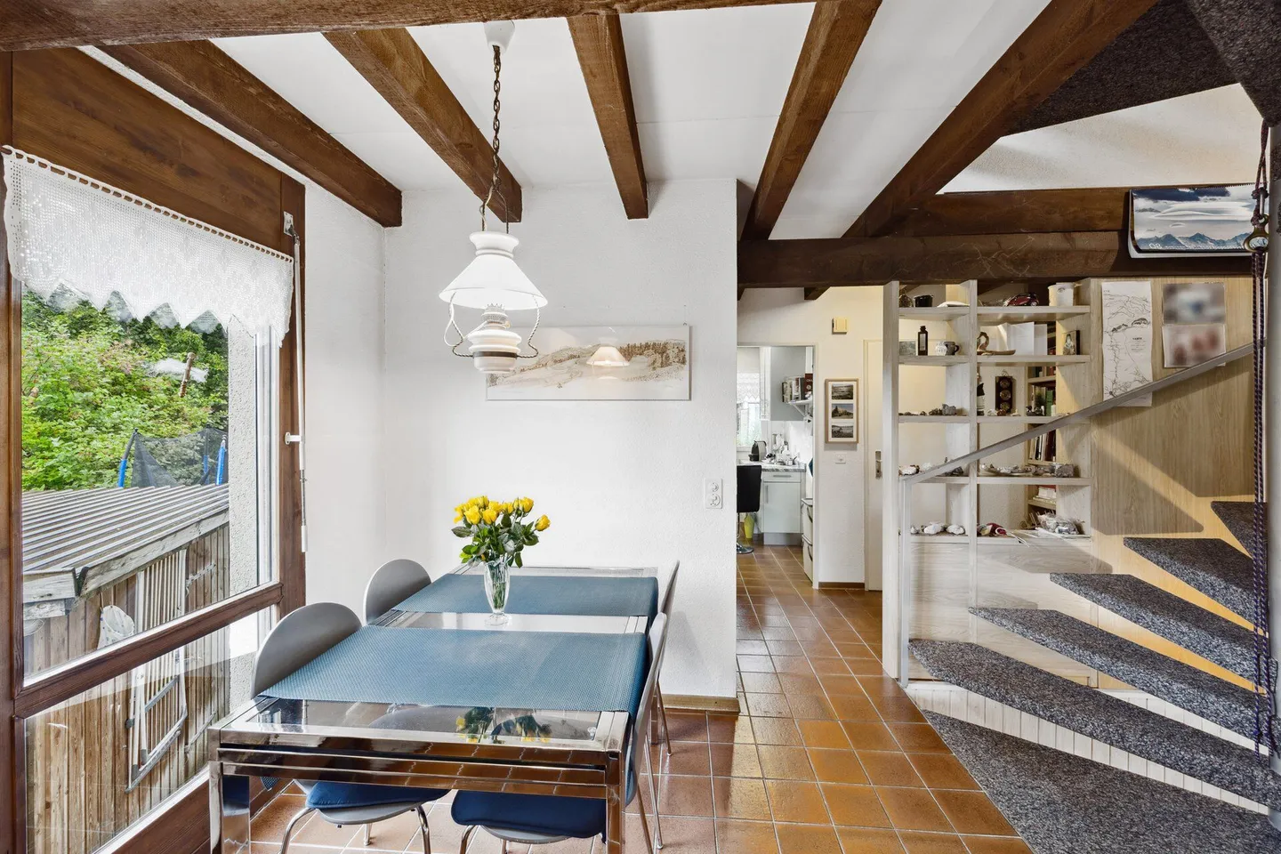 Incantevole casa a schiera angolare in posizione tranquilla a Worben, con vista sul verde - Foto 7 di 22