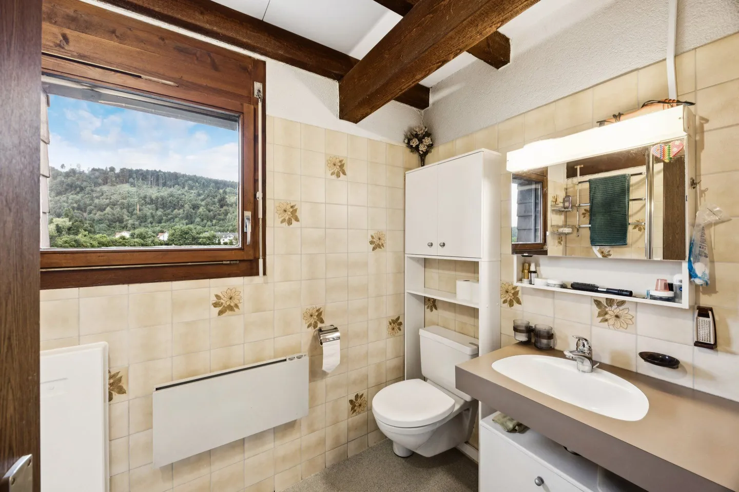 Incantevole casa a schiera angolare in posizione tranquilla a Worben, con vista sul verde - Foto 11 di 22