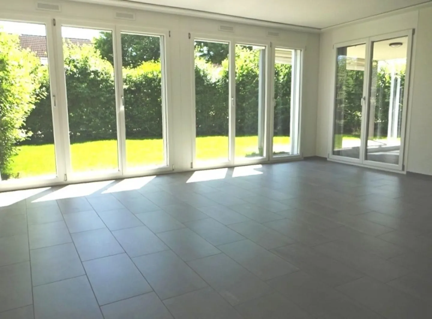 Bright apartment with spacious garden seating area - Photo 4 of 6