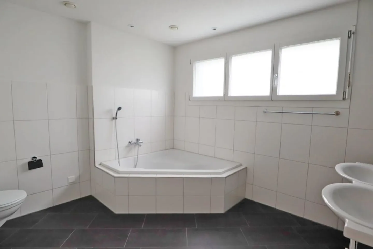 Bright apartment with spacious garden seating area - Photo 5 of 6