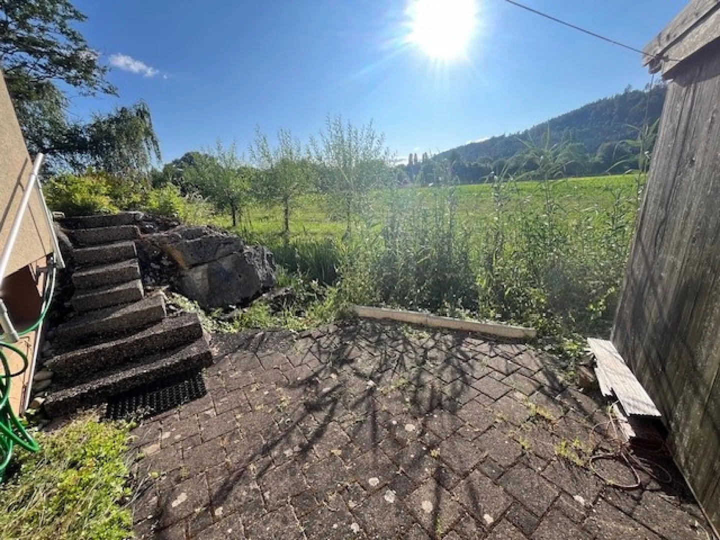 Incantevole casa a schiera angolare in posizione tranquilla a Worben, con vista sul verde - Foto 18 di 22