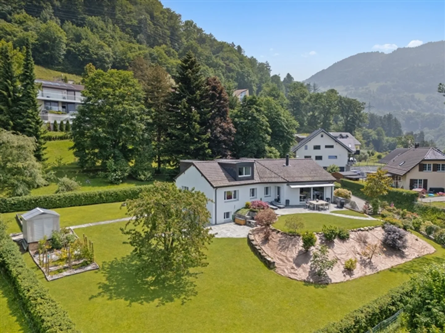 Une oasis rénovée avec style, un jardin luxuriant et un studio - Photo 2 sur 20