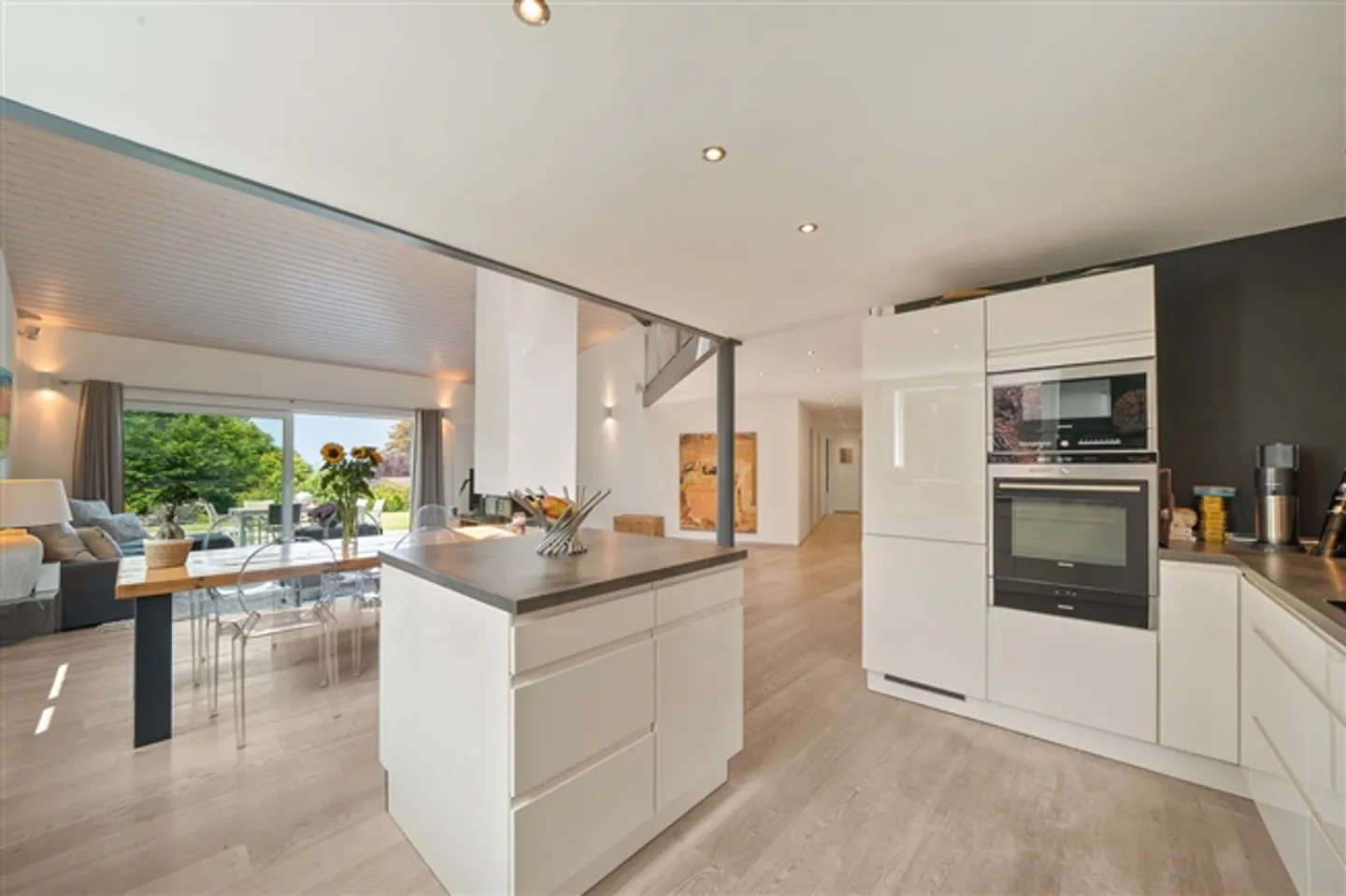 Une oasis rénovée avec style, un jardin luxuriant et un studio - Photo 3 sur 20